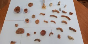 Χειροπέδες σε γυναίκα αρχαιοκάπηλο - Πωλούσε θησαυρούς στο εξωτερικό μέσω ίντερνετ Χειροπέδες σε γυναίκα αρχαιοκάπηλο - Πωλούσε θησαυρούς στο εξωτερικό μέσω ίντερνετ
