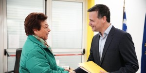 Χάρης Δούκας: Παρέδωσε τις πρώτες πιστοποιήσεις απαλλαγής δημοτικών τελών στους δικαιούχους Χάρης Δούκας: Παρέδωσε τις πρώτες πιστοποιήσεις απαλλαγής δημοτικών τελών στους δικαιούχους