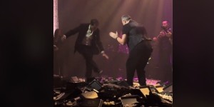 Το ζεϊμπέκικο του... Παύλου Ντε Γκρες στον Αντώνη Ρέμο - Ολονύχτιο γλέντι πριν τον γάμο του Νικόλαου Το ζεϊμπέκικο του... Παύλου Ντε Γκρες στον Αντώνη Ρέμο - Ολονύχτιο γλέντι πριν τον γάμο του Νικόλαου