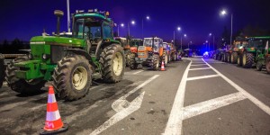 Θεσσαλονίκη: Σε δρόμο κοντά στο πάρκο της Θέρμης έβγαλαν τα τρακτέρ οι αγρότες Θεσσαλονίκη: Σε δρόμο κοντά στο πάρκο της Θέρμης έβγαλαν τα τρακτέρ οι αγρότες