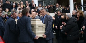 Λάρισα: Οδύνη στην κηδεία του Βασίλη - «Σου έκοψαν βάρβαρα το νήμα της ζωής χέρια που τα διέταξαν» Λάρισα: Οδύνη στην κηδεία του Βασίλη - «Σου έκοψαν βάρβαρα το νήμα της ζωής χέρια που τα διέταξαν»