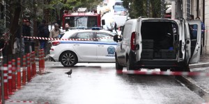Λήξη συναγερμού με το ύποπτο δέμα στο Κολωνάκι - Στο σημείο κλιμάκιο του ΤΕΕΜ Λήξη συναγερμού με το ύποπτο δέμα στο Κολωνάκι - Στο σημείο κλιμάκιο του ΤΕΕΜ