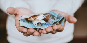 Νέα ρύθμιση μειώνει τις ασφαλιστικές εισφορές – Δες πώς θα αυξηθεί ο μισθός σου Νέα ρύθμιση μειώνει τις ασφαλιστικές εισφορές – Δες πώς θα αυξηθεί ο μισθός σου