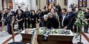 Μανώλης Λιδάκης: Συγκίνηση στην κηδεία - Με το «Άστρα μη με μαλώνετε» ο τελευταίος αποχαιρετισμός Μανώλης Λιδάκης: Συγκίνηση στην κηδεία - Με το «Άστρα μη με μαλώνετε» ο τελευταίος αποχαιρετισμός