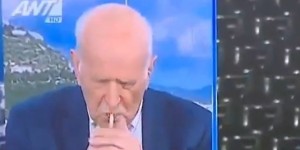 Ο φακός έπιασε τον Γιώργο Παπαδάκη να ανάβει τσιγάρο «στον αέρα» Ο φακός έπιασε τον Γιώργο Παπαδάκη να ανάβει τσιγάρο «στον αέρα»
