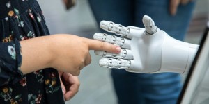Προ των πυλών οντότητες με IQ 5.000 - Η Τεχνητή νοημοσύνη θα μας κάνει να «μοιάζουμε χαζοί» Προ των πυλών οντότητες με IQ 5.000 - Η Τεχνητή νοημοσύνη θα μας κάνει να «μοιάζουμε χαζοί»