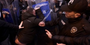 Πέμπτο «μπαράζ» συλλήψεων δημάρχων και στελεχών της αξιωματικής αντιπολίτευσης στην Τουρκία Πέμπτο «μπαράζ» συλλήψεων δημάρχων και στελεχών της αξιωματικής αντιπολίτευσης στην Τουρκία