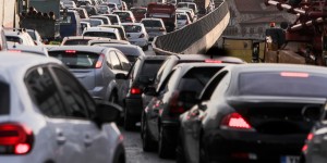 Κίνηση: Κυκλοφοριακό χάος στον Κηφισό από δύο τροχαία - Ποια σημεία να αποφύγετε Κίνηση: Κυκλοφοριακό χάος στον Κηφισό από δύο τροχαία - Ποια σημεία να αποφύγετε