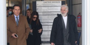Ένταση στη δίκη του Πέτρου Φιλιππίδη: «Δεν είναι ανώμαλος» - «Π@@α θα γινόταν με μάσκα;» Ένταση στη δίκη του Πέτρου Φιλιππίδη: «Δεν είναι ανώμαλος» - «Π@@α θα γινόταν με μάσκα;»