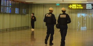 «Τρελαμένος» επιβάτης τα έκανε «γυαλιά-καρφιά» σε αεροδρόμιο όταν έχασε την πτήση του - Δείτε βίντεο «Τρελαμένος» επιβάτης τα έκανε «γυαλιά-καρφιά» σε αεροδρόμιο όταν έχασε την πτήση του - Δείτε βίντεο