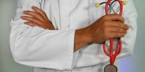 Θεσσαλονίκη: Γιατρός και φυσικοθεραπευτής εξαπατούσαν ασθενείς με σκλήρυνση με δήθεν θεραπείες Θεσσαλονίκη: Γιατρός και φυσικοθεραπευτής εξαπατούσαν ασθενείς με σκλήρυνση με δήθεν θεραπείες