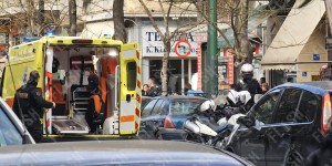Άνδρας έπεσε στο κενό από μπαλκόνι πολυκατοικίας στην Αχαρνών Άνδρας έπεσε στο κενό από μπαλκόνι πολυκατοικίας στην Αχαρνών