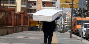 Θεσσαλονίκη: 2.500 στρώματα το χρόνο πεταμένα στα πεζοδρόμια - Λύση στο πρόβλημα ψάχνει ο Δήμος Θεσσαλονίκη: 2.500 στρώματα το χρόνο πεταμένα στα πεζοδρόμια - Λύση στο πρόβλημα ψάχνει ο Δήμος
