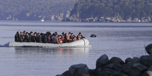 Σκάφος με πάνω από 300 μετανάστες εντοπίστηκε νότια της Γαύδου - Μεταφέρθηκαν στην Παλαιοχώρα Χανίων Σκάφος με πάνω από 300 μετανάστες εντοπίστηκε νότια της Γαύδου - Μεταφέρθηκαν στην Παλαιοχώρα Χανίων