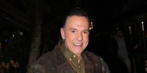 Γιαννόπουλος: «Ο Μαζωνάκης συνεχίζει την καριέρα γιατί πουλάει το star quality, φωνητικά είναι...» Γιαννόπουλος: «Ο Μαζωνάκης συνεχίζει την καριέρα γιατί πουλάει το star quality, φωνητικά είναι...»