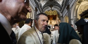 Αντόνιο Μπαντέρας: Με λευκό χιτώνα ψάλλει συγκινημένος μπροστά στην Παναγία - Δείτε βίντεο Αντόνιο Μπαντέρας: Με λευκό χιτώνα ψάλλει συγκινημένος μπροστά στην Παναγία - Δείτε βίντεο