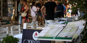Καταγγελία Βρετανών τουριστών για αισχροκέρδεια στην Πλάκα – Τι απαντούν στον Flash καταστηματάρχες Καταγγελία Βρετανών τουριστών για αισχροκέρδεια στην Πλάκα – Τι απαντούν στον Flash καταστηματάρχες