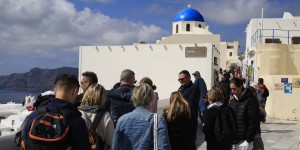 Η Σαντορίνη παίρνει ξανά «ζωή» - Καρέ καρέ στα γραφικά σοκάκια που πλημμυρίζουν από τουρίστες Η Σαντορίνη παίρνει ξανά «ζωή» - Καρέ καρέ στα γραφικά σοκάκια που πλημμυρίζουν από τουρίστες
