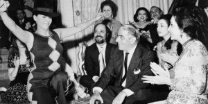 Αριστοτέλης Ωνάσης: Σπάνιο φωτογραφικό ντοκουμέντο του γιου του Αλεξάνδρου με τη Τζάκι Κένεντι Αριστοτέλης Ωνάσης: Σπάνιο φωτογραφικό ντοκουμέντο του γιου του Αλεξάνδρου με τη Τζάκι Κένεντι