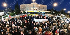 Νυχτερινή διαμαρτυρία συνταξιούχων με καρέκλες και τραγούδια μπροστά στη Βουλή Νυχτερινή διαμαρτυρία συνταξιούχων με καρέκλες και τραγούδια μπροστά στη Βουλή