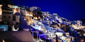 Πάσχα στη Σαντορίνη: Επέστρεψε ο τουρισμός - Μαγεύει το έθιμο με τα 20.000 φλεγόμενα τενεκεδάκια Πάσχα στη Σαντορίνη: Επέστρεψε ο τουρισμός - Μαγεύει το έθιμο με τα 20.000 φλεγόμενα τενεκεδάκια