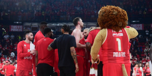 Ο λόγος που οι παίκτες του Ολυμπιακού δεν πανηγύρισαν μαζί με τον κόσμο τη νίκη επί της Ρεάλ Ο λόγος που οι παίκτες του Ολυμπιακού δεν πανηγύρισαν μαζί με τον κόσμο τη νίκη επί της Ρεάλ