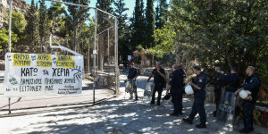 Εξάρχεια: Επιχείρηση της ΕΛ.ΑΣ. για την εκκένωση κατάληψης στο Λόφο του Στρέφη Εξάρχεια: Επιχείρηση της ΕΛ.ΑΣ. για την εκκένωση κατάληψης στο Λόφο του Στρέφη