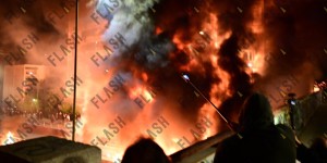 Το Flash.gr στην Ανάσταση στον Νέο Κόσμο: «Βροχή» από μολότοφ και βεγγαλικά Το Flash.gr στην Ανάσταση στον Νέο Κόσμο: «Βροχή» από μολότοφ και βεγγαλικά