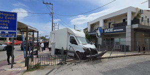 Τροχαίο στον Μαραθώνα: Φορτηγό ξέφυγε από την πορεία του και τραυμάτισε σοβαρά ένα μαθητή Τροχαίο στον Μαραθώνα: Φορτηγό ξέφυγε από την πορεία του και τραυμάτισε σοβαρά ένα μαθητή
