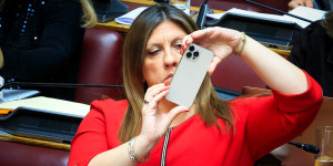 Η Ζωή έστειλε sms αριστερά και... δεξιά και θέλει κατηγορούμενο τον Μητσοτάκη - «Πόρτα» από όλους Η Ζωή έστειλε sms αριστερά και... δεξιά και θέλει κατηγορούμενο τον Μητσοτάκη - «Πόρτα» από όλους