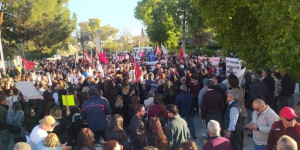 Κύπρος: Διαδηλώσεις και γενική απεργία στα κατεχόμενα για τη μαντίλα στα σχολεία Κύπρος: Διαδηλώσεις και γενική απεργία στα κατεχόμενα για τη μαντίλα στα σχολεία