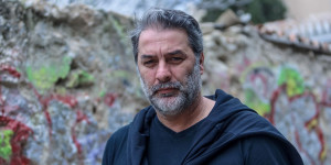 Βασίλης Μπισμπίκης: Φωτογραφήθηκε με κόκκινες γόβες και δικτυωτές μαύρες κάλτσες Βασίλης Μπισμπίκης: Φωτογραφήθηκε με κόκκινες γόβες και δικτυωτές μαύρες κάλτσες