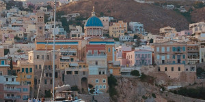Κυκλαδίτικο διαμάντι με αέρα αρχοντιάς: Η Σύρος με την αισθητική της σαγηνεύει τους Ολλανδούς Κυκλαδίτικο διαμάντι με αέρα αρχοντιάς: Η Σύρος με την αισθητική της σαγηνεύει τους Ολλανδούς