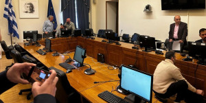 Βουλευτές πιάστηκαν στα πράσα: Προσπάθησαν να φωτογραφήσουν τη δικογραφία για Καραμανλή και Σπίρτζη Βουλευτές πιάστηκαν στα πράσα: Προσπάθησαν να φωτογραφήσουν τη δικογραφία για Καραμανλή και Σπίρτζη