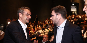 Στην Κρήτη Μητσοτάκης και Ανδρουλάκης αλλά «μακριά και αγαπημένοι...» Στην Κρήτη Μητσοτάκης και Ανδρουλάκης αλλά «μακριά και αγαπημένοι...»