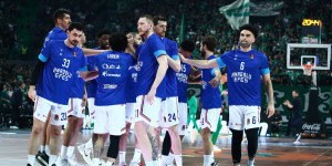 Χαμός με πυροτεχνήματα τα ξημερώματα έξω από το ξενοδοχείο της Εφές (vid) Χαμός με πυροτεχνήματα τα ξημερώματα έξω από το ξενοδοχείο της Εφές (vid)