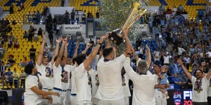 Λαοθάλασσα από Μυκονιάτες που έσπευσαν να υποδεχθούν τους πρωταθλητές της Elite League (video) Λαοθάλασσα από Μυκονιάτες που έσπευσαν να υποδεχθούν τους πρωταθλητές της Elite League (video)