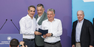 Ο Μητσοτάκης ανταλλάσσει τον πράσινο φάκελο του Αρναουτάκη με έναν... μπλε Ο Μητσοτάκης ανταλλάσσει τον πράσινο φάκελο του Αρναουτάκη με έναν... μπλε