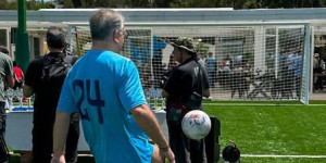Τάκης Θεοδωρικάκος: Πέταξε το κουστούμι και έπιασε την μπάλα για καλό σκοπό Τάκης Θεοδωρικάκος: Πέταξε το κουστούμι και έπιασε την μπάλα για καλό σκοπό