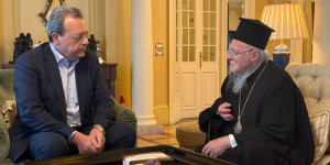 Το συμβολικό δώρο του Σωκράτη Φάμελλου στον Οικουμενικό Πατριάρχη Το συμβολικό δώρο του Σωκράτη Φάμελλου στον Οικουμενικό Πατριάρχη
