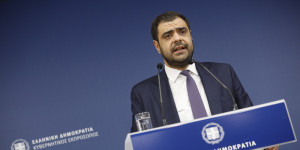 Η κυβέρνηση ανοίγει θέμα άρσης μονιμότητας στο Δημόσιο - «Η χώρα χρειάζεται τομές» λέει ο Μαρινάκης Η κυβέρνηση ανοίγει θέμα άρσης μονιμότητας στο Δημόσιο - «Η χώρα χρειάζεται τομές» λέει ο Μαρινάκης