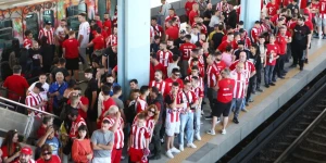 «Κοκκίνισε» το Φάληρο από φίλους του Ολυμπιακού που ετοιμάζονται για τον τελικό Κυπέλλου «Κοκκίνισε» το Φάληρο από φίλους του Ολυμπιακού που ετοιμάζονται για τον τελικό Κυπέλλου
