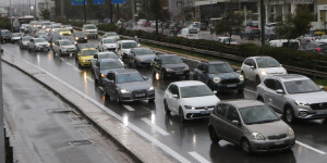 Κίνηση: Απέραντο πάρκινγκ οι δρόμοι - Η βροχή έφερε το χάος Κίνηση: Απέραντο πάρκινγκ οι δρόμοι - Η βροχή έφερε το χάος