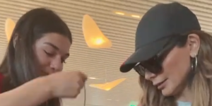 Δέσποινα Βανδή: Το viral βίντεο με τη Μελίνα να «ψαχουλεύει» την τσάντα της - Το αναπάντεχο «εύρημα» Δέσποινα Βανδή: Το viral βίντεο με τη Μελίνα να «ψαχουλεύει» την τσάντα της - Το αναπάντεχο «εύρημα»