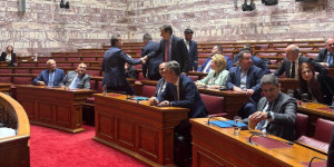 Ο Παπασταύρου επί 4 ώρες ενημέρωνε τους «γαλάζιους» που ανησυχούν για τα οικόπεδα σε οικισμούς Ο Παπασταύρου επί 4 ώρες ενημέρωνε τους «γαλάζιους» που ανησυχούν για τα οικόπεδα σε οικισμούς