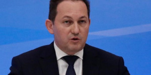 Πέτσας: «Συνεννόηση με πρυτάνεις - Προβλέπονται κυρώσεις αλλά δεν πρέπει να τους κουνάμε το δάχτυλο» Πέτσας: «Συνεννόηση με πρυτάνεις - Προβλέπονται κυρώσεις αλλά δεν πρέπει να τους κουνάμε το δάχτυλο»