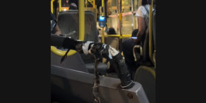 Διεθνής διασυρμός: Travel vlogger ταξίδεψε Αθήνα και μας κρέμασε στα μανταλάκια για τα λεωφορεία Διεθνής διασυρμός: Travel vlogger ταξίδεψε Αθήνα και μας κρέμασε στα μανταλάκια για τα λεωφορεία
