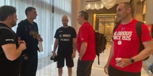 Βίντεο γεμάτο... Ολυμπιακό: Η αγκαλιά Μπαρτζώκα - Σπανούλη στο ξενοδοχείο του Final Four Βίντεο γεμάτο... Ολυμπιακό: Η αγκαλιά Μπαρτζώκα - Σπανούλη στο ξενοδοχείο του Final Four