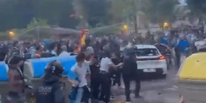 Πολύ σκληρές εικόνες: Αυτοκίνητο παρασέρνει οπαδούς της Εσπανιόλ έξω από το γήπεδο Πολύ σκληρές εικόνες: Αυτοκίνητο παρασέρνει οπαδούς της Εσπανιόλ έξω από το γήπεδο