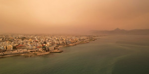 Έπεσαν 21 κιλά σκόνης ανά στρέμμα στο Ηράκλειο - Ουρές στα πλυντήρια αυτοκινήτων μετά τη λασποβροχή Έπεσαν 21 κιλά σκόνης ανά στρέμμα στο Ηράκλειο - Ουρές στα πλυντήρια αυτοκινήτων μετά τη λασποβροχή